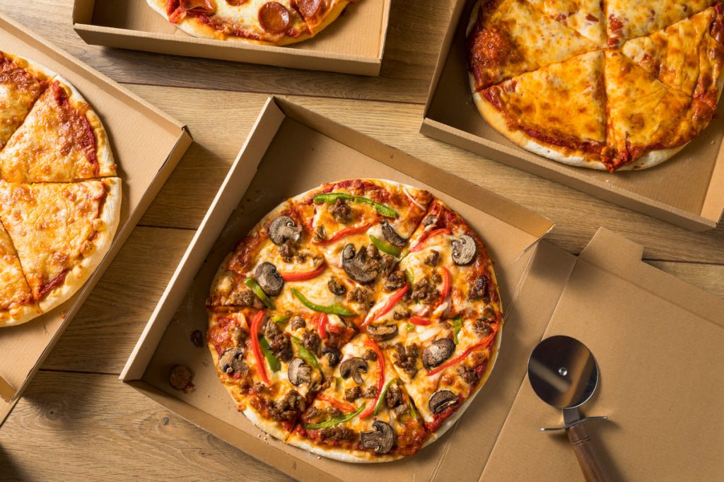 Repartidor entregando pizza a domicilio en Castelldefels de La Artesana